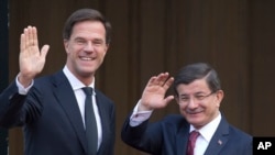 Turkish Prime Minister Ahmet Davutoglu (r) and his Dutch counterpart Mark Rutte in The Hague, Netherlands, Feb. 10, 2016.