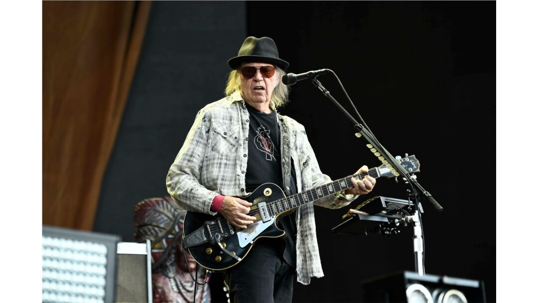 Neil Young saat konser bersama kelompok band rock POTR (The Promise of the Real) , 12 Juli 2019. (Foto: dok).