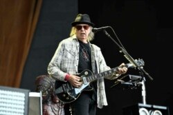 Neil Young saat konser bersama kelompok band rock POTR (The Promise of the Real) , 12 Juli 2019. (Foto: dok).