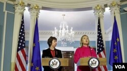 Menlu AS Hillary Clinton (kanan) dan kepala kebijakan LN Uni Eropa Catherine Ashton memberikan pernyataan soal tawaran Iran melakukan perundingan soal program nuklirnya (17/2).