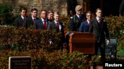 Le cercueil de l'évangéliste américain Billy Graham est porté à la Billy Graham Library à Charlotte, Caroline du Nord, États-Unis, le 2 mars 2018.
