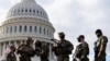 Tentara Garda Nasional AS mengamankan Gedung Capitol di Washington DC, Minggu (17/1). 