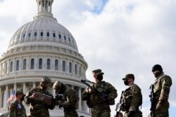 Tentara anggota Garda Nasional AS dikerahkan untuk mengamankan Gedung Capitol menjelang pelantikan Presiden.