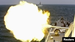 지난해 5월 중국 해군이 동중국해 상에서 실시한 연합군사훈련에서 대포 발사를 실험을 하고 있다. (자료사진)