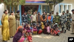 Pejabat polisi India berdiri di dekat Muslim Rohingya di luar kantor polisi di Agartala, India, Selasa, 22 Januari 2019.