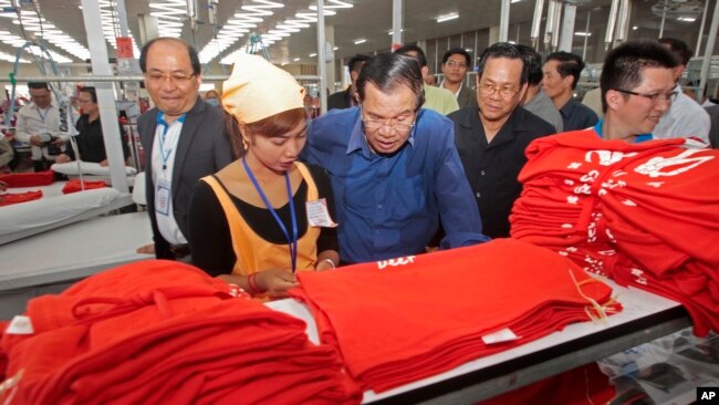 柬埔寨首相洪森（中）在首都金边郊外的一家服装厂视察 (2017年8月30日)
