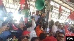 ٹرین مارچ کو الوداع کہنے کے لیے پیپلز پارٹی کے کارکنوں کی بڑی تعداد کراچی کینٹ اسٹیشن پر موجود تھی۔
