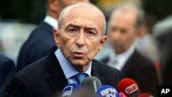 Menteri Dalam Negeri Perancis Gerard Collomb memberikan penjelasan kepada media hari Selasa (6/6). 