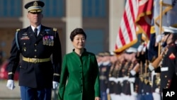 15일 미국 워싱턴 인근의 펜타곤을 방문한 박근혜 한국 대통령이 의장대를 사열하고 있다. 
