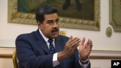 El presidente en disputa Nicolás Maduro sugirió el jueves 21 de febrero de 2019 que podría cerrar la frontera con Colombia.