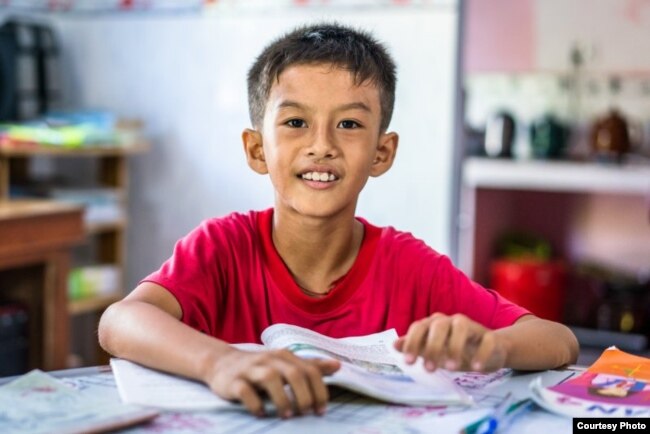 Nguyen Hoang Men, 9, studies in the home of a neighboring teacher during summer recess for his elementary school in Hoa Loi Commune, Tra Vinh Province, Vietnam, July 3, 2018. (©Gates Archive/Quinn Ryan Mattingly)