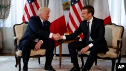 Tổng Thống Donald Trump bắt tay Tổng Thống Pháp Emmanuel Macron trong một buổi họp ở Đại sứ quán Hoa Kỳ ngày 25,/5/2017, ở Bruxelles.
