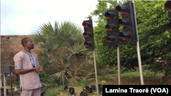 Youssouf Bara et son invention à Bobo-Dioulasso, le 5 août 2019. (VOA/Lamine Traoré)