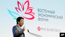 아베 신조 일본 총리가 12일 러시아 블라디보스토크에서 열린 '동방경제포럼' 전체회의에서 연설했다.