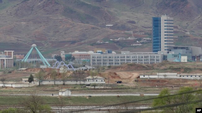 ເຂດອຸດສາຫະກຳເຄຊອນ ໃນເກົາຫຼີເໜຶອ ລະຫວ່າງການນຳທ່ຽວຂອງບັນດານັກຂ່າວ ວັນທີ 24 ເມສາ 2018.