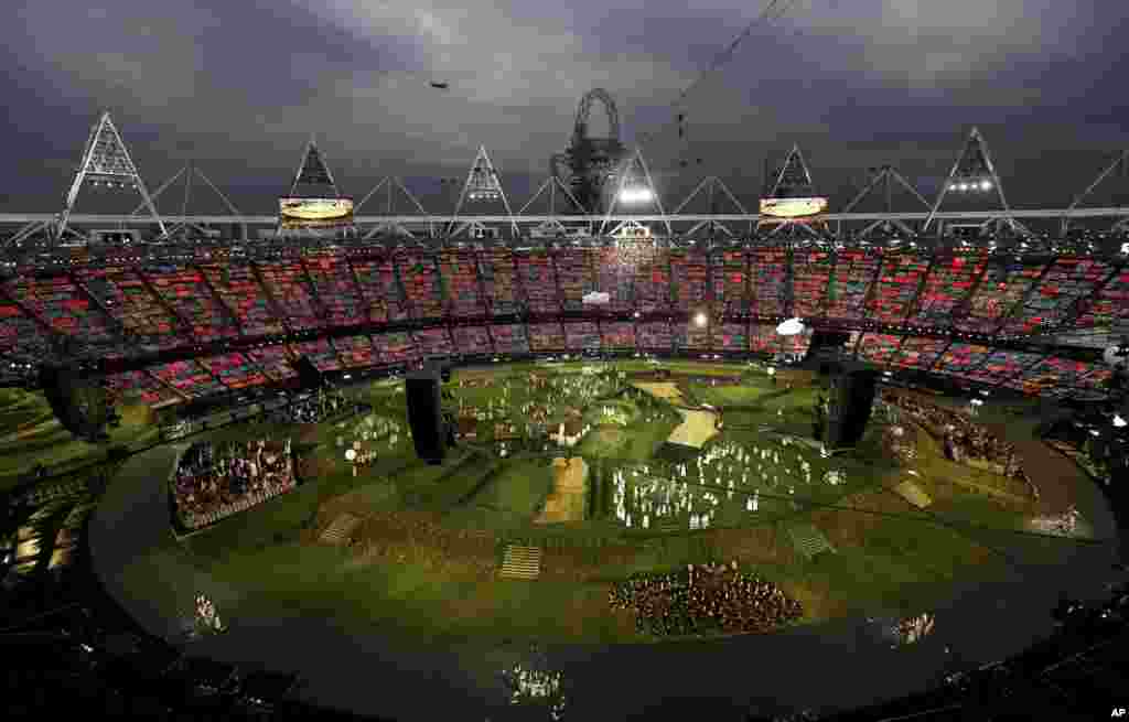 Salah satu acara hiburan dalam Upacara Pembukaan Olimpiade 2012 di Stadion Olimpiade London, 27 Juli 2012.