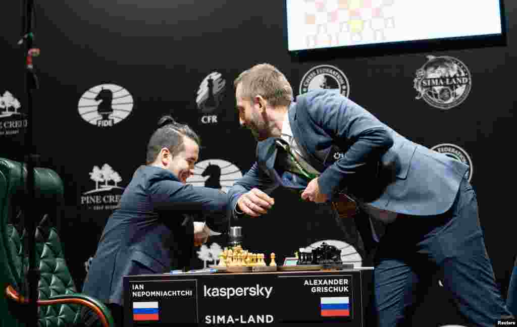 دو شطرنج&zwnj;باز روسی در مسابقات بین&zwnj;المللی شطرنج، زدن آرنج&zwnj;ها بهم را جایگزین دست دادن سنتی کرده&zwnj;اند.
