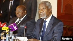 Former U.N. Secretary-General Kofi Annan (R) attends a news conference with former President of Tanzania Benjamin Mkapa in Nairobi, Kenya, October 11, 2012.