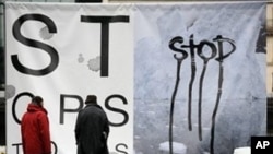 A creation by French artist Francois Barge 'Message de glace' (Ice Message), made of three 400 kg ice cubes, to denounce global warming on the eve of the December 7-18 UN climate conference in Copenhagen, 06 Dec 2009