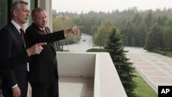 Predsednik Turske Rečep Tajip Erdogan, desno, pokazuje prstom ka centru grada dok razgovara sa generalnim sekretarom NATO-a Jensom Stolenbergom, tokom Mediteranskog dijaloga u Ankari, Turska, 6. maja 2019.