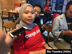Direktur Komunikasi change.org Desmarita Murni berbicara kepada wartawan usai catatan akhir tahun dinamika gerakan digital 2018 di Jakarta, Kamis (20/12/2018) siang. (Foto: VOA/Rio Tuasikal)