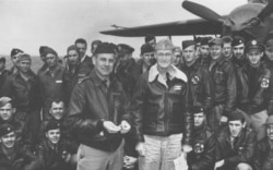 Подполковник Джимми Дулиттл с летчиками - участниками своего рейда на авианосце Hornet. Архивное фото