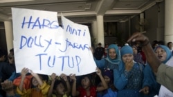 Aksi protes warga Surabaya yamg kontra dengan kehadiran Dolly