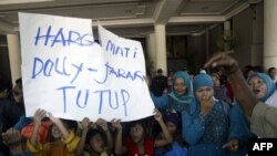 Aksi protes warga Surabaya yamg kontra dengan kehadiran Dolly