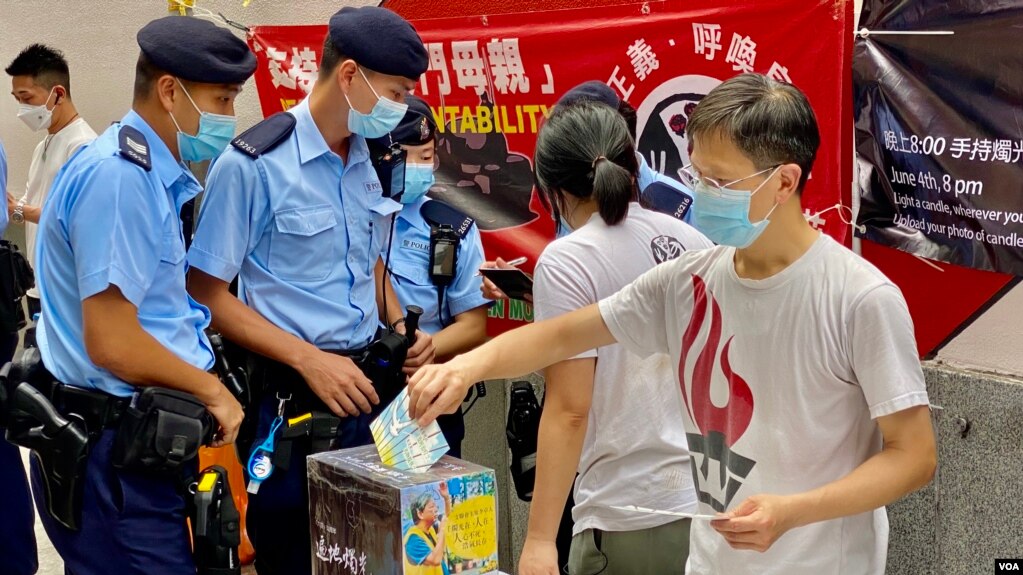 香港警方搜查支联会一个摊位(美国之音汤惠芸2021年5月)(photo:VOA)