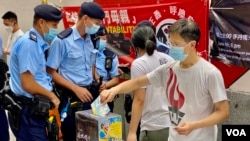 香港警方搜查支聯會一個攤位(美國之音湯惠芸2021年5月)