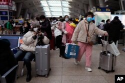 Penumpang di Stasiun Kereta Selatan di Beijing, China, Jumat, 14 Januari 2022. (Foto: AP)