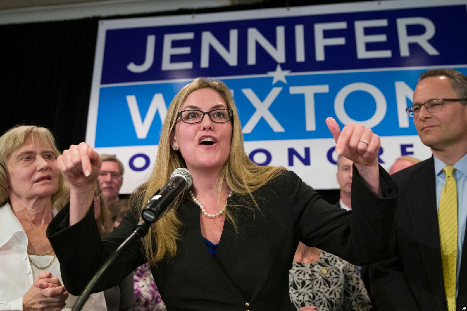 La demócrata Jennifer Wexton habla tras la victoria electoral tras vencer a Barbara Comstock, republicana por Virginia, el martes, 6 de noviembre de 2018, en Dulles, Virginia.