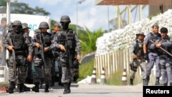 Fuerzas del orden patrullan en las proximidades de un presidio del estado de Manaos debido a los altercados que se registraron allí el 26 de mayo de 2019.