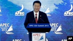 2013年10月7日，中國國家主席習近平在APEC工商領導人峰會上發表講話。