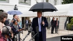 Президент Трамп розмовляє з журналістами 28 березня перед тим, як відбути на військову базу у Норфолку, Вірджинія