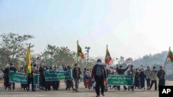 ၂၀၂၁၊ ဖေဖေါ်ဝါရီလ ၄ ရက်နေ့က စစ်အာဏာသိမ်းမှုထောက်ခံကြောင်း ထောက်ခံဆန္ဒပြပွဲ ယခင်ပုံဟောင်း။ 
