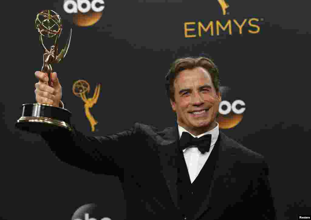 John Travolta meraih penghargaan aktor terbaik untuk mini seri dalam &quot;The People v. O.J. Simpson: American Crime Story&quot;&nbsp;(18/9). (Reuters/Mario Anzuoni)
