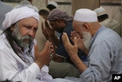 Pakistani Muslims take part in Friday prayers at Data Darbar Mosque during the holy fasting month of Ramadan, in Lahore, Pakistan, on June 16, 2017.