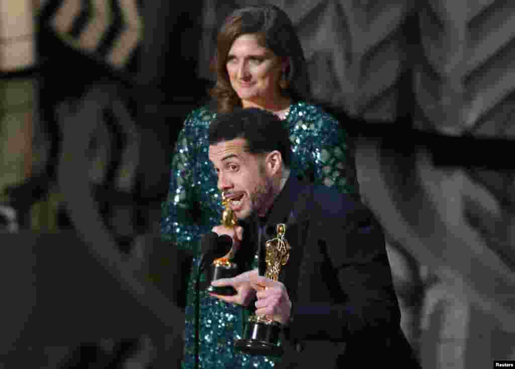 Sutradara Ezra Edelman dan produser Caroline Waterlow menerima piala Oscar untuk dokumenter panjang terbaik untuk film &quot;O.J.: Made in America.&quot;