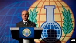 Le directeur général de l'OIAC, Ahmet Üzümcü, commentant, lors d'une conférence de presse à La Haye, Pays-Bas, sur le Prix Nobel de la paix qui a été décerné à son organisation, le vendredi 11 octobre 2013.