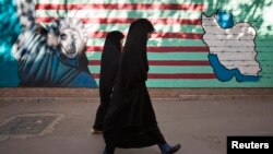 تصاویر ضدآمریکایی روی دیوار سفارت سابق آمریکا در تهران - آرشیو
