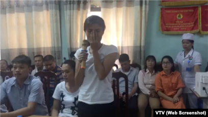 Báo chí mô tả chị Hương "nhiều lần rơi nước mắt " trong buổi trao nhận con.