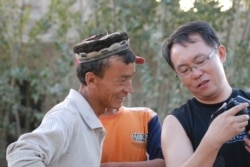 纪录片导演、作家傅志彬2009年8月在新疆旅行时与当地村民交流。（照片由傅志彬本人提供）