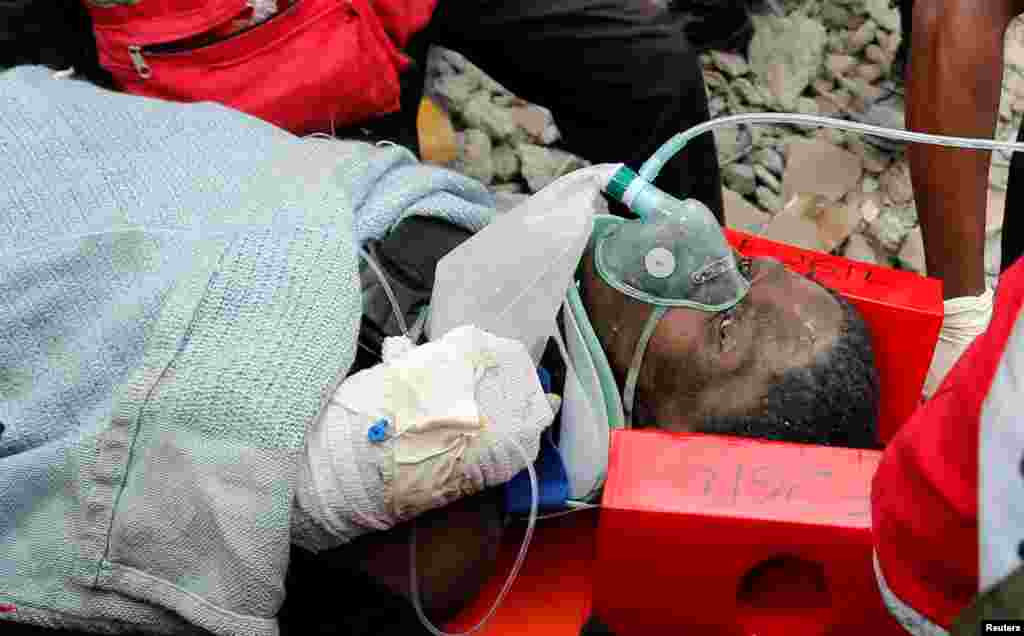 JEUDI. Une femme a été sortie vivante jeudi des décombres d'un immeuble qui s'est effondré il y a six jours à Nairobi, au Kenya, causant la mort d'au moins 33 personnes. LIRE L'ARTICLE ICI.