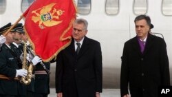 Predsednici Srbije i Crne Gore, Tomislav Nikolić i Filip Vujanović na aerodromu u Golubovcima (AP Photo/Risto Bozovic)
