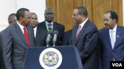 ປະທານາທິບໍດີ ເຄັນຢາ ທ່ານ Uhuru Kenyatta (ຊ້າຍ) ນາຍົກລັດຖະມົນຕີ ເອທິໂອເປຍ ທ່ານ Hailemariam Desalegn (ກາງຂວາ) ແລະປະທານາທິບໍດີ ໂຊມາລີ ທ່ານ Hassan Sheikh Mohamud (ຂວາ)