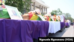 Les cercueils des victimes des attaques de train dans le Pool, transportés sur une remorquelors des obsèques officielles à l'esplanade du palais des congrès de Brazzaville, République du Congo, 11 octobre 2016. VOA/Ngouela Ngoussou