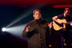 Rory Graham (Rag'n'Bone Man) saat tampil di program "Che Tempo che Fa" di televisi Italia RAI di Milan, Italia, 18 Desember 2016. (AP Photo/Antonio Calanni)