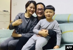 中國人權律師王全璋回到北京家中與妻兒團圓。（2020年4月27日）