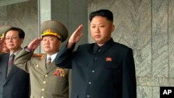 김정일 북한 국방위원회 제1위원장(오른쪽)이 지난 9일 평양에서 열린 정권수립 65주년 열병식에 참석했다.